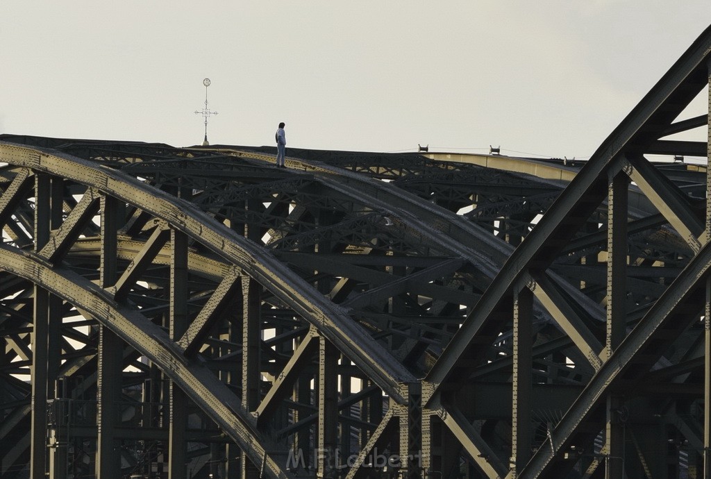 PSpringt kein Suizid Brueckenspringer Koeln Hohenzollernbruecke P154.JPG - Miklos Laubert